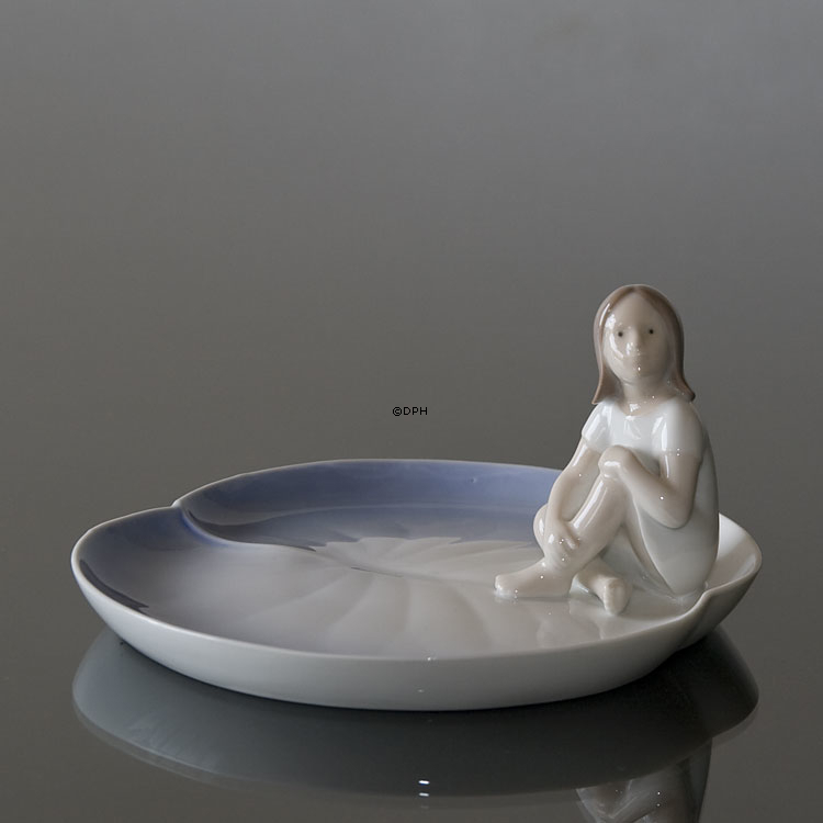 Däumelinchen reitet auf einem Blatt den Fluss hinunter, Schale Bing & Gröndahl Nr. 2378