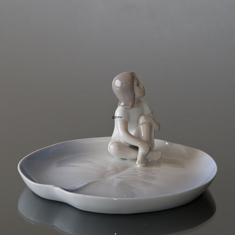 Däumelinchen reitet auf einem Blatt den Fluss hinunter, Schale Bing & Gröndahl Nr. 2378