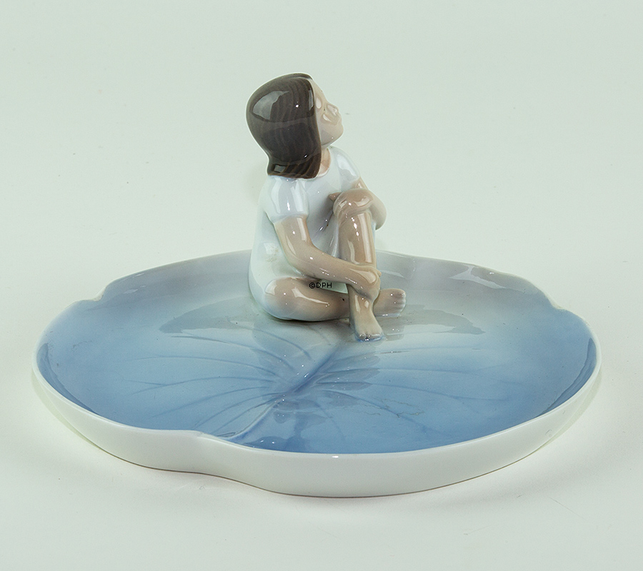 Däumelinchen reitet auf einem Blatt den Fluss hinunter, Schale Bing & Gröndahl Nr. 2378