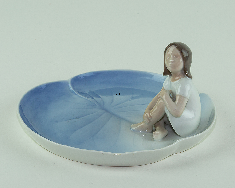 Däumelinchen reitet auf einem Blatt den Fluss hinunter, Schale Bing & Gröndahl Nr. 2378