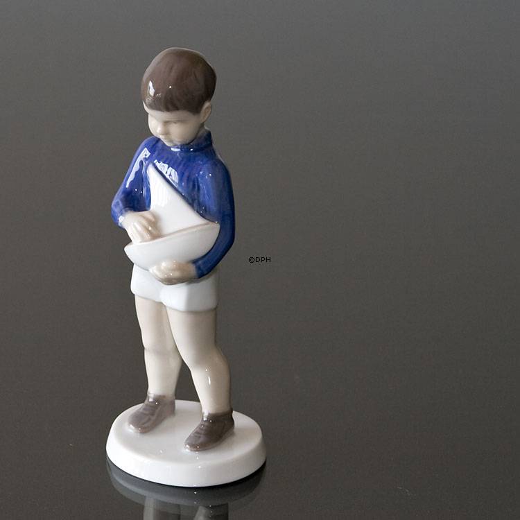 Skipper, Junge mit Schiff bereit, die sieben Meere zu segeln, Bing & Gröndahl Figur Nr. 2380