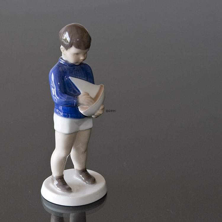 Skipper, Junge mit Schiff bereit, die sieben Meere zu segeln, Bing & Gröndahl Figur Nr. 2380