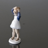 Anne, Mädchen macht ihre Haare, Bing & Gröndahl Figur Nr. 2381