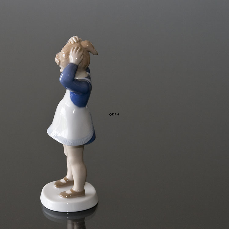 Anne, Mädchen macht ihre Haare, Bing & Gröndahl Figur Nr. 2381