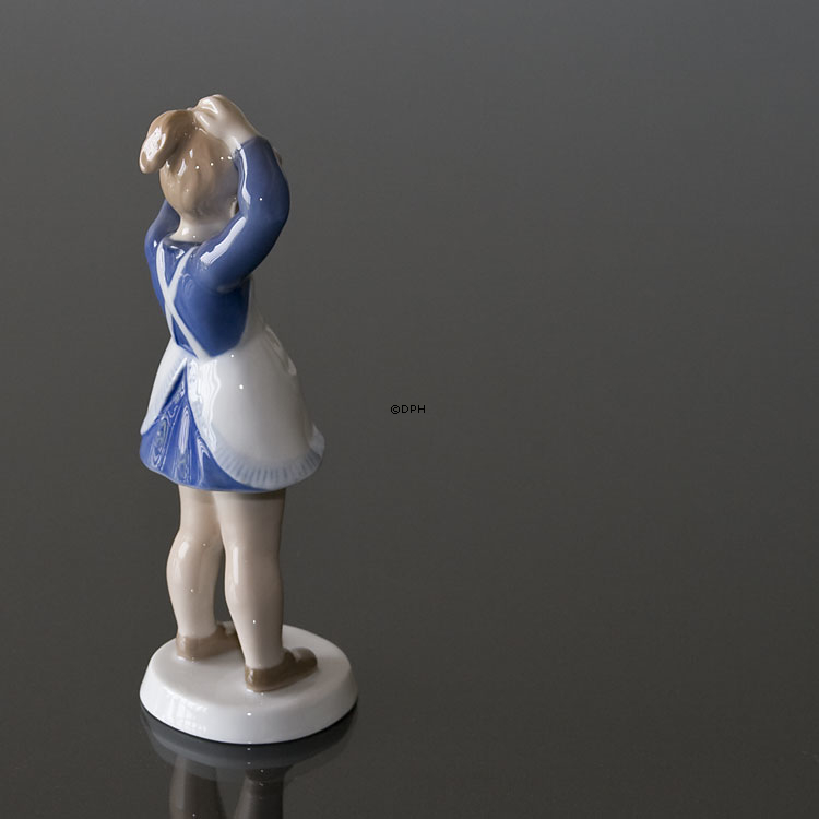 Anne, Mädchen macht ihre Haare, Bing & Gröndahl Figur Nr. 2381
