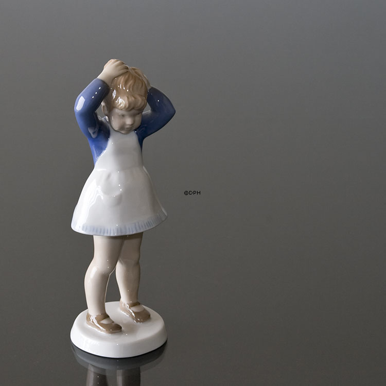 Anne, Mädchen macht ihre Haare, Bing & Gröndahl Figur Nr. 2381