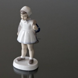 Hallo nochmal, Mädchen nimmt ihren Mantel, Bing & Gröndahl Figur Nr. 2387