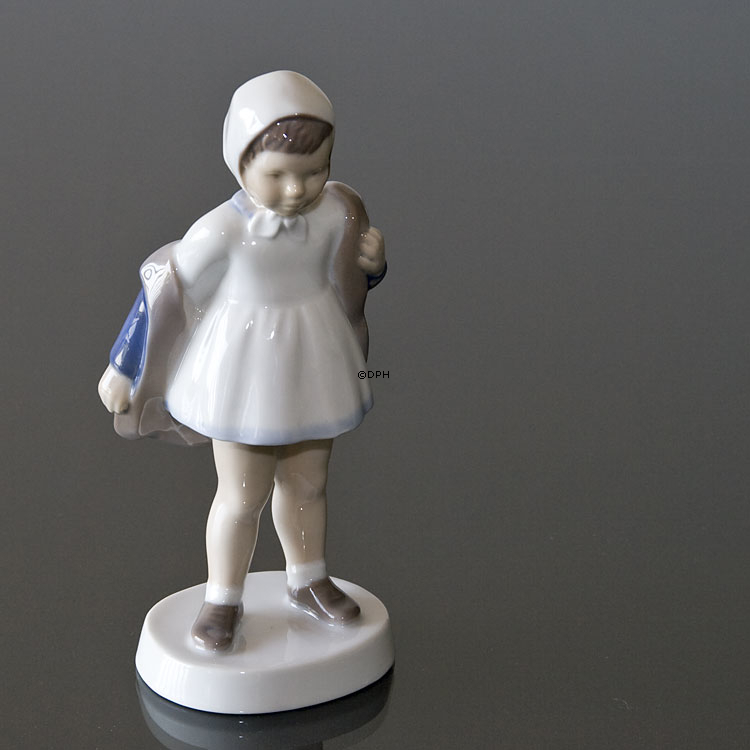 Hallo nochmal, Mädchen nimmt ihren Mantel, Bing & Gröndahl Figur Nr. 2387