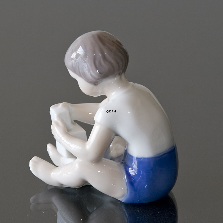 Mädchen mit Ziegeln, der kleine Baumeister, Bing & Gröndahl Figur Nr. 2388