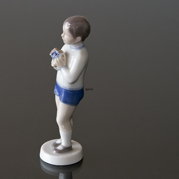 Junge mit Blumen für seine erste Liebe, Bing & Gröndahl Figur Nr. 2390