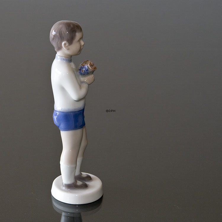 Junge mit Blumen für seine erste Liebe, Bing & Gröndahl Figur Nr. 2390