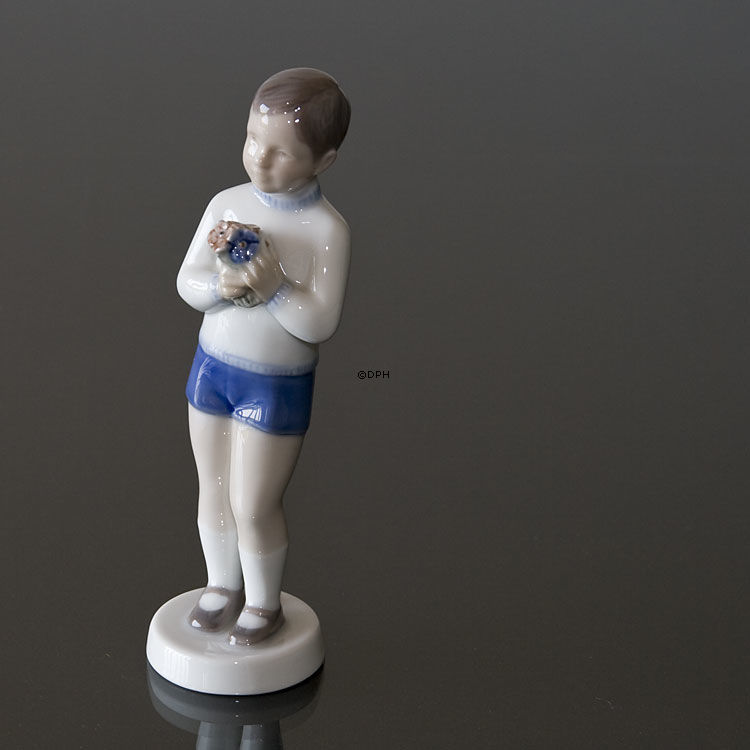 Junge mit Blumen für seine erste Liebe, Bing & Gröndahl Figur Nr. 2390