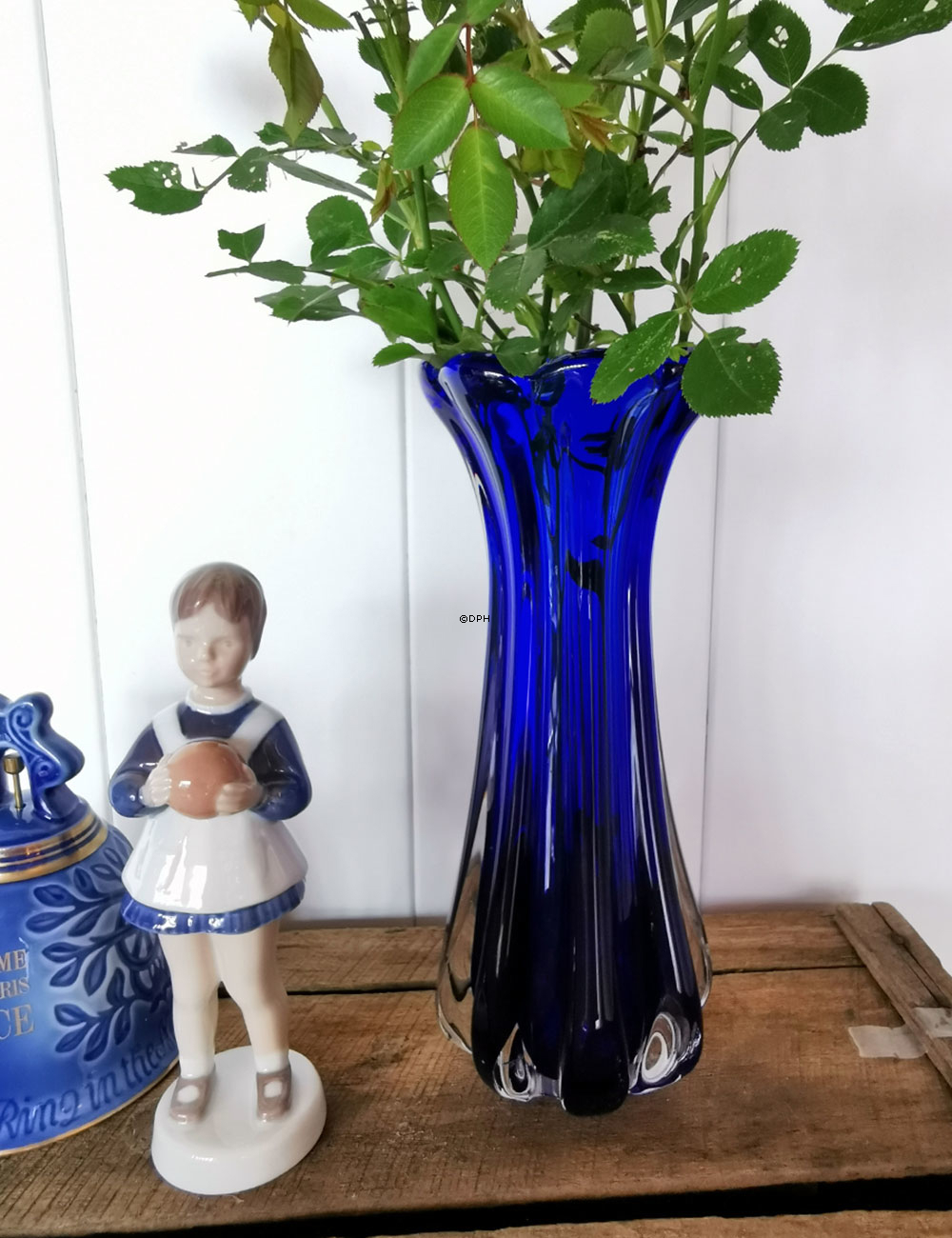 Mädchen mit Ball, Sollen wir spielen?, Bing & Gröndahl Figur Nr. 2391