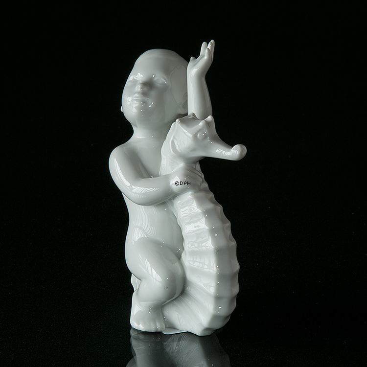 Kind mit Seepferdchen, Bing & Gröndahl Figur Nr. 2394