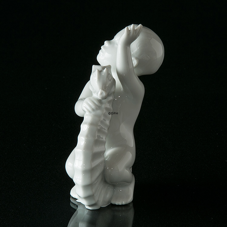 Kind mit Seepferdchen, Bing & Gröndahl Figur Nr. 2394