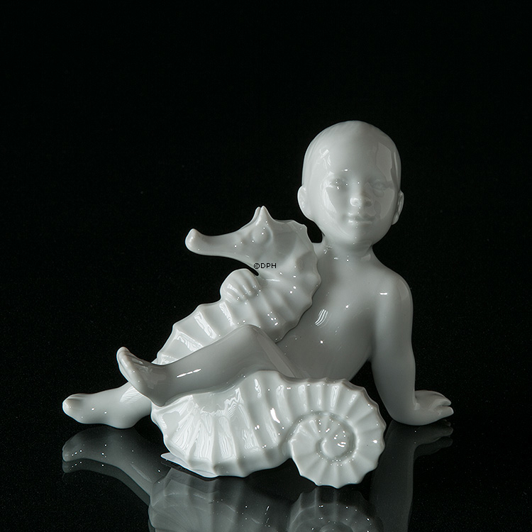 Kind mit Seepferdchen, Bing & Gröndahl Figur Nr. 2395