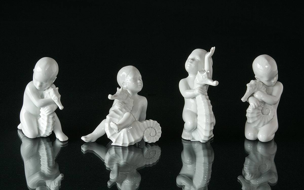 Kind mit Seepferdchen hält es liebevoll, Figur Bing & Gröndahl Nr. 2396