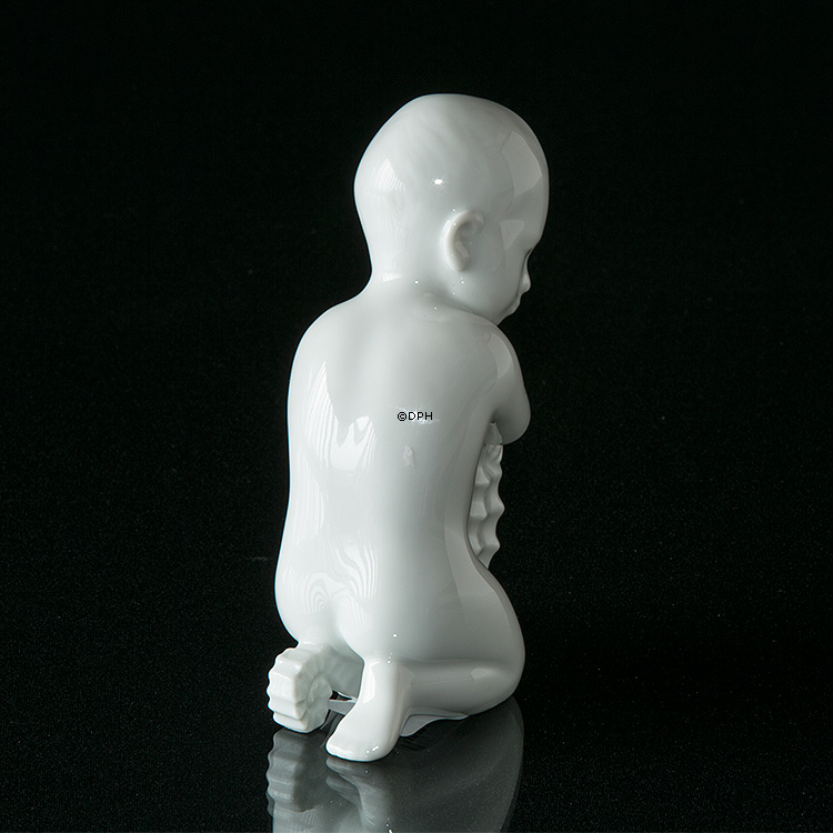 Kind mit Seepferdchen hält es liebevoll, Figur Bing & Gröndahl Nr. 2396