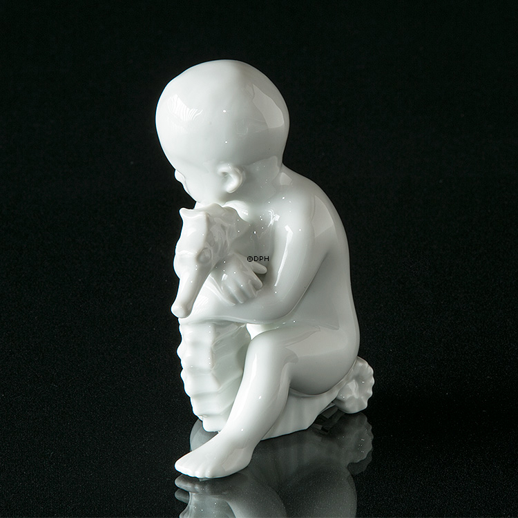 Kind mit Seepferdchen hält es liebevoll, Figur Bing & Gröndahl Nr. 2396
