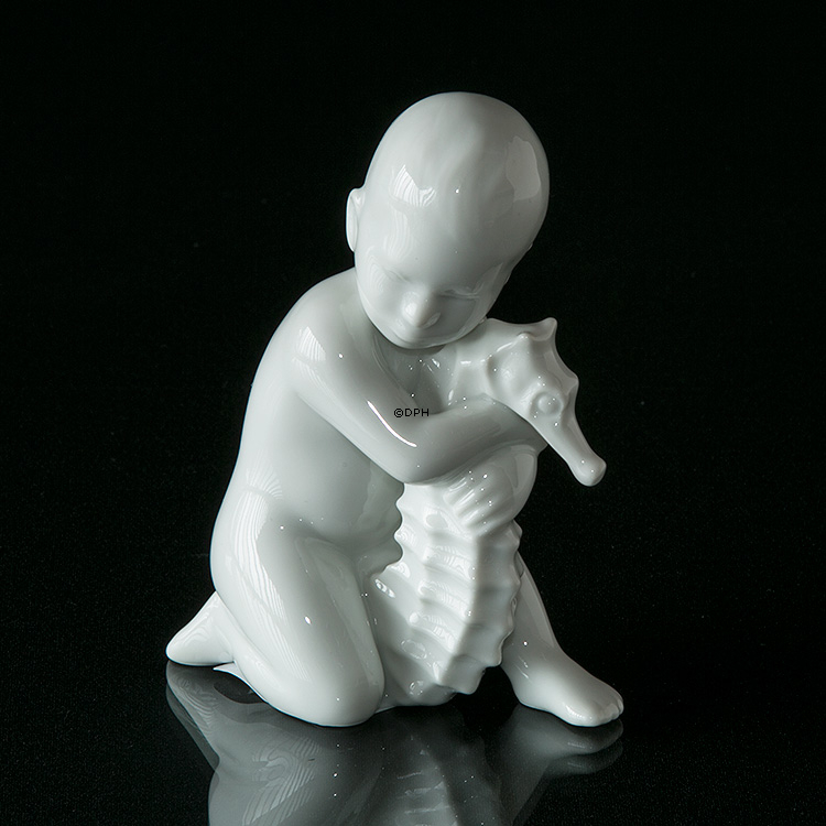 Kind mit Seepferdchen hält es liebevoll, Figur Bing & Gröndahl Nr. 2396