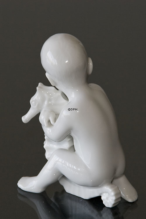 Kind mit Seepferdchen hält es liebevoll, Figur Bing & Gröndahl Nr. 2396