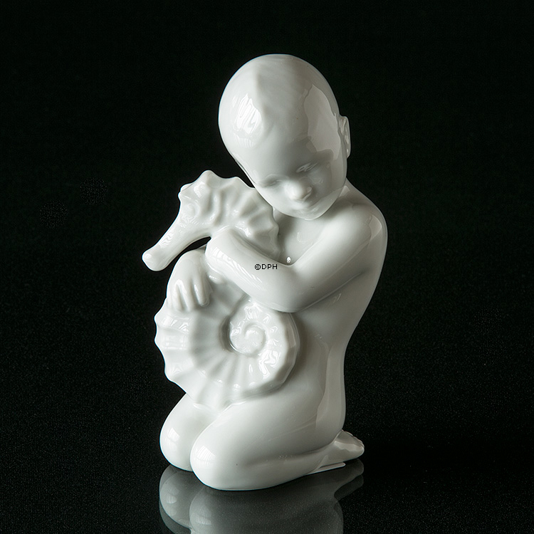 Kind mit Seepferdchen, Bing & Gröndahl Figur Nr. 2397