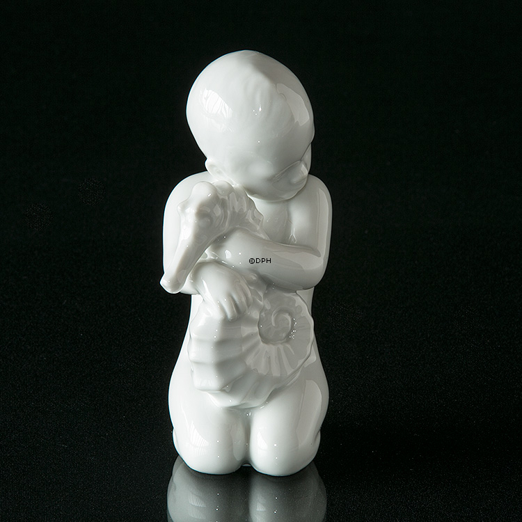 Kind mit Seepferdchen, Bing & Gröndahl Figur Nr. 2397