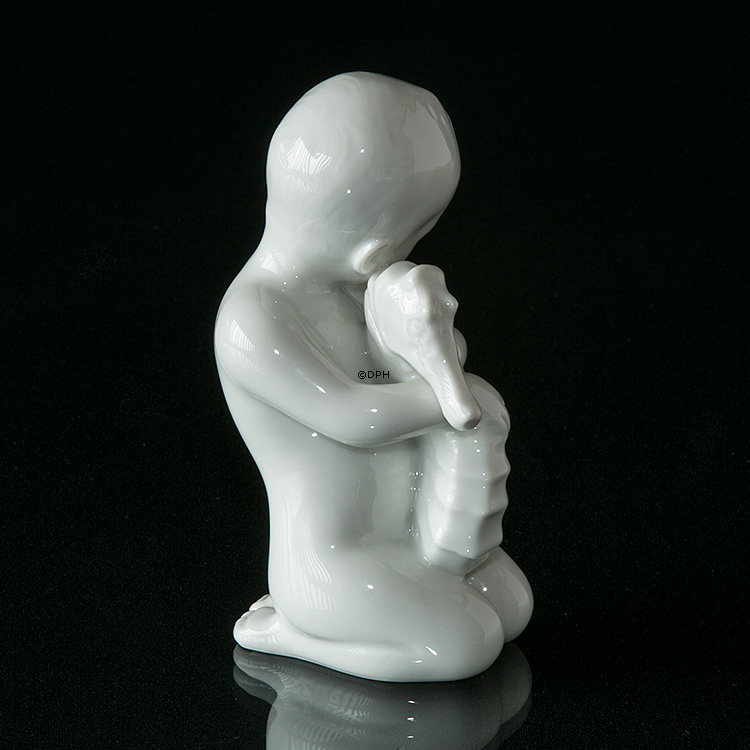 Kind mit Seepferdchen, Bing & Gröndahl Figur Nr. 2397