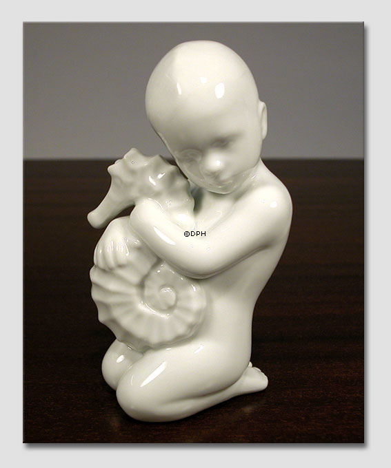 Kind mit Seepferdchen, Bing & Gröndahl Figur Nr. 2397