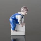 Junge kriecht die Treppe des Lebens, Bing & Gröndahl Figur