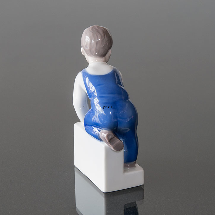 Junge kriecht die Treppe des Lebens, Bing & Gröndahl Figur Nr. 2399