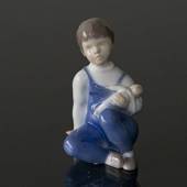Mädchen sitzt mit Puppe auf dem Arm, Bing & Gröndahl Figur