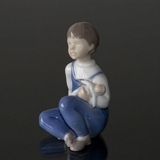 Mädchen sitzt mit Puppe auf dem Arm, Bing & Gröndahl Figur Nr. 2400