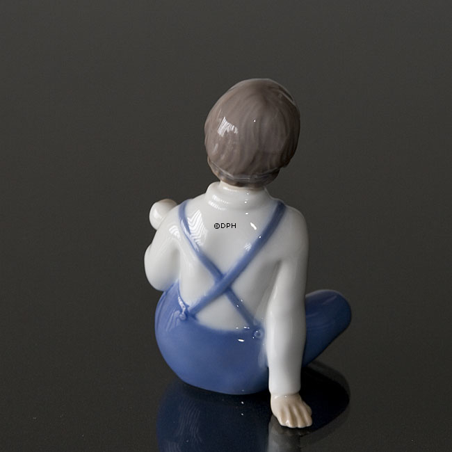 Mädchen sitzt mit Puppe auf dem Arm, Bing & Gröndahl Figur Nr. 2400