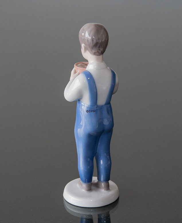 Junge steht mit Eimer, Jørgen, Bing & Gröndahl Figur Nr. 2401