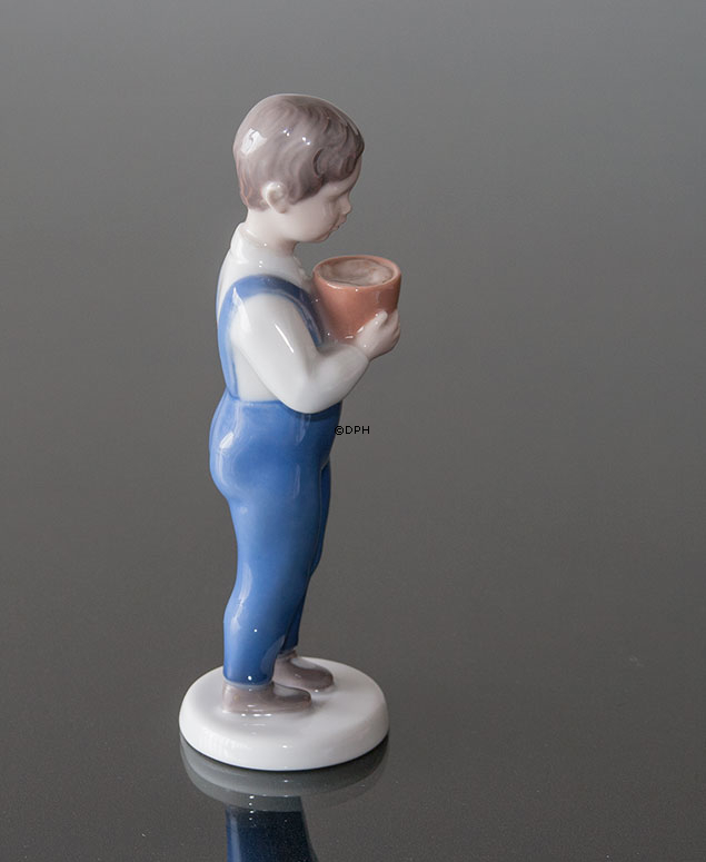 Junge steht mit Eimer, Jørgen, Bing & Gröndahl Figur Nr. 2401