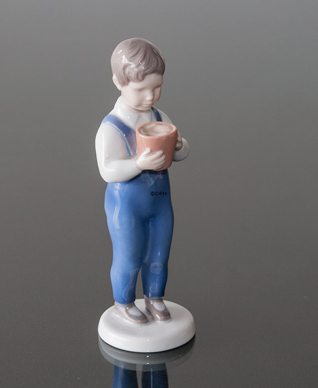 Junge steht mit Eimer, Jørgen, Bing & Gröndahl Figur Nr. 2401