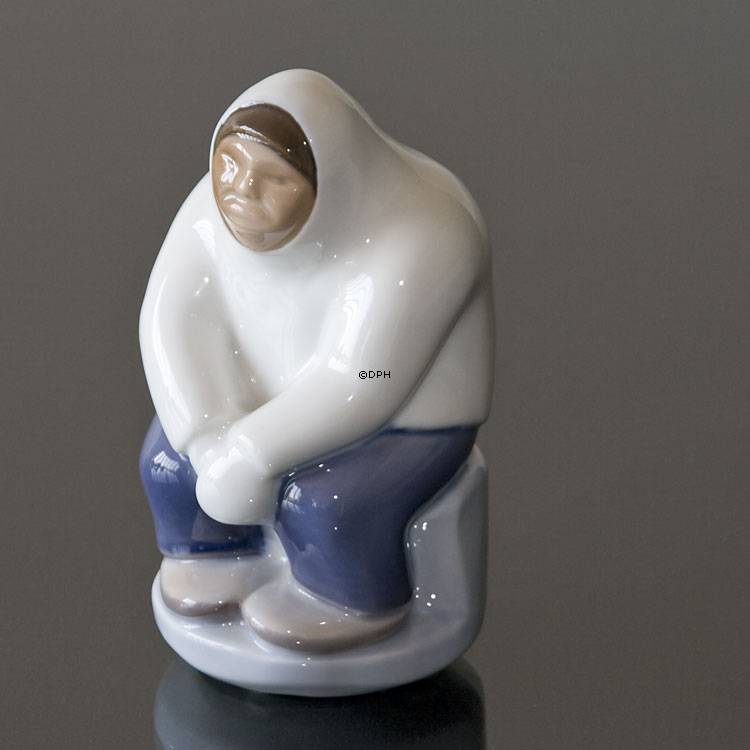 Männliche Grönländer sitzt und wartet auf den Fang, Bing & Gröndahl Figur Nr. 2413