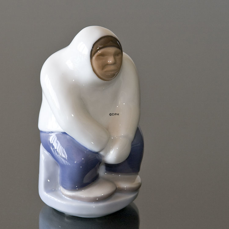 Männliche Grönländer sitzt und wartet auf den Fang, Bing & Gröndahl Figur Nr. 2413