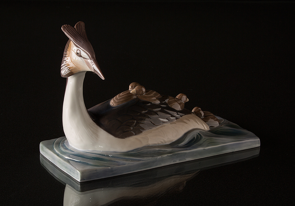 Lappentaucher mit Jungen, Bing & Gröndahl Vogelfigur Nr. 2439