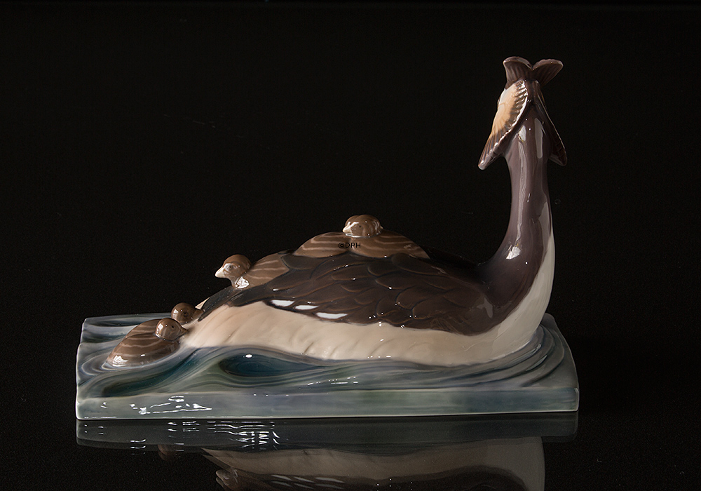 Lappentaucher mit Jungen, Bing & Gröndahl Vogelfigur Nr. 2439