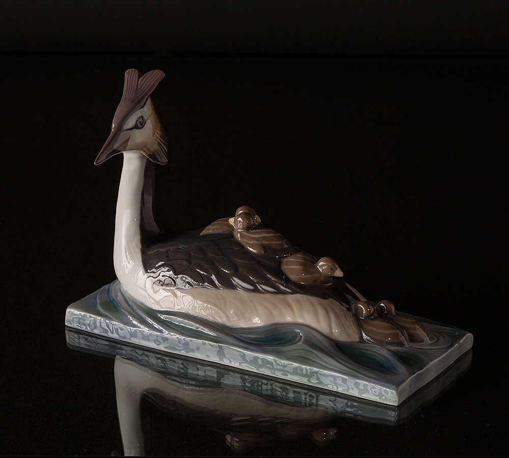 Lappentaucher mit Jungen, Bing & Gröndahl Vogelfigur Nr. 2439