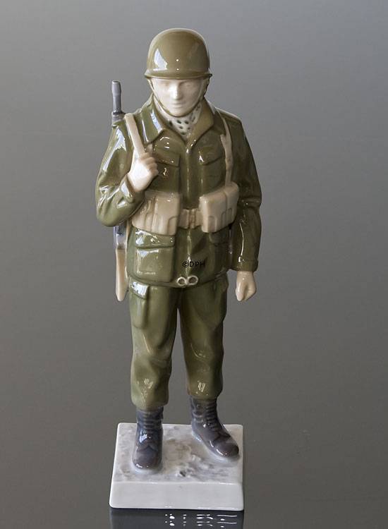 Soldat in Kampfausrüstung, Bing & Gröndahl Figur Nr. 2444
