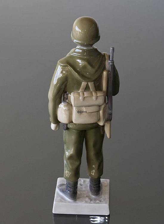 Soldat in Kampfausrüstung, Bing & Gröndahl Figur Nr. 2444