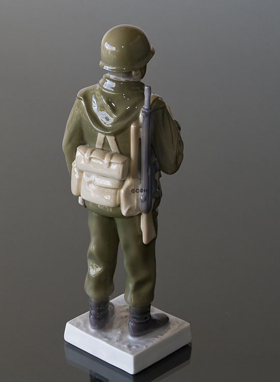 Soldat in Kampfausrüstung, Bing & Gröndahl Figur Nr. 2444