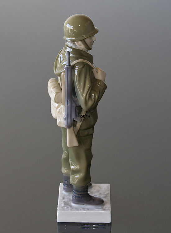 Soldat in Kampfausrüstung, Bing & Gröndahl Figur Nr. 2444