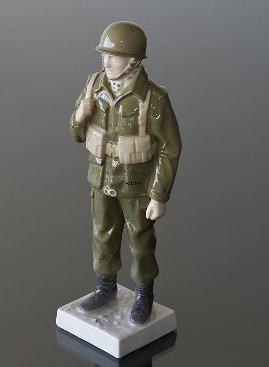 Soldat in Kampfausrüstung, Bing & Gröndahl Figur Nr. 2444