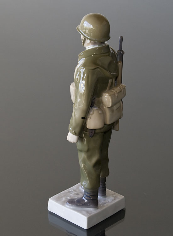 Soldat in Kampfausrüstung, Bing & Gröndahl Figur Nr. 2444