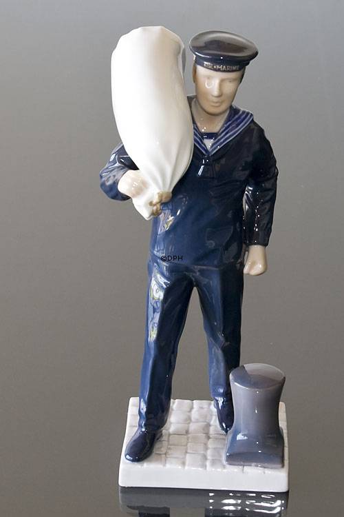 Mariner in Dienstuniform mit Matrosentasche, Bing & Gröndahl Figur Nr. 2446, Königliche Marine