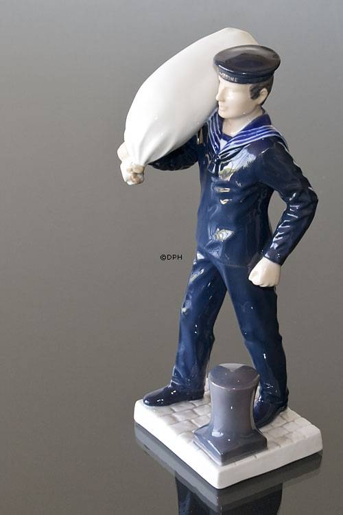 Mariner in Dienstuniform mit Matrosentasche, Bing & Gröndahl Figur Nr. 2446, Königliche Marine